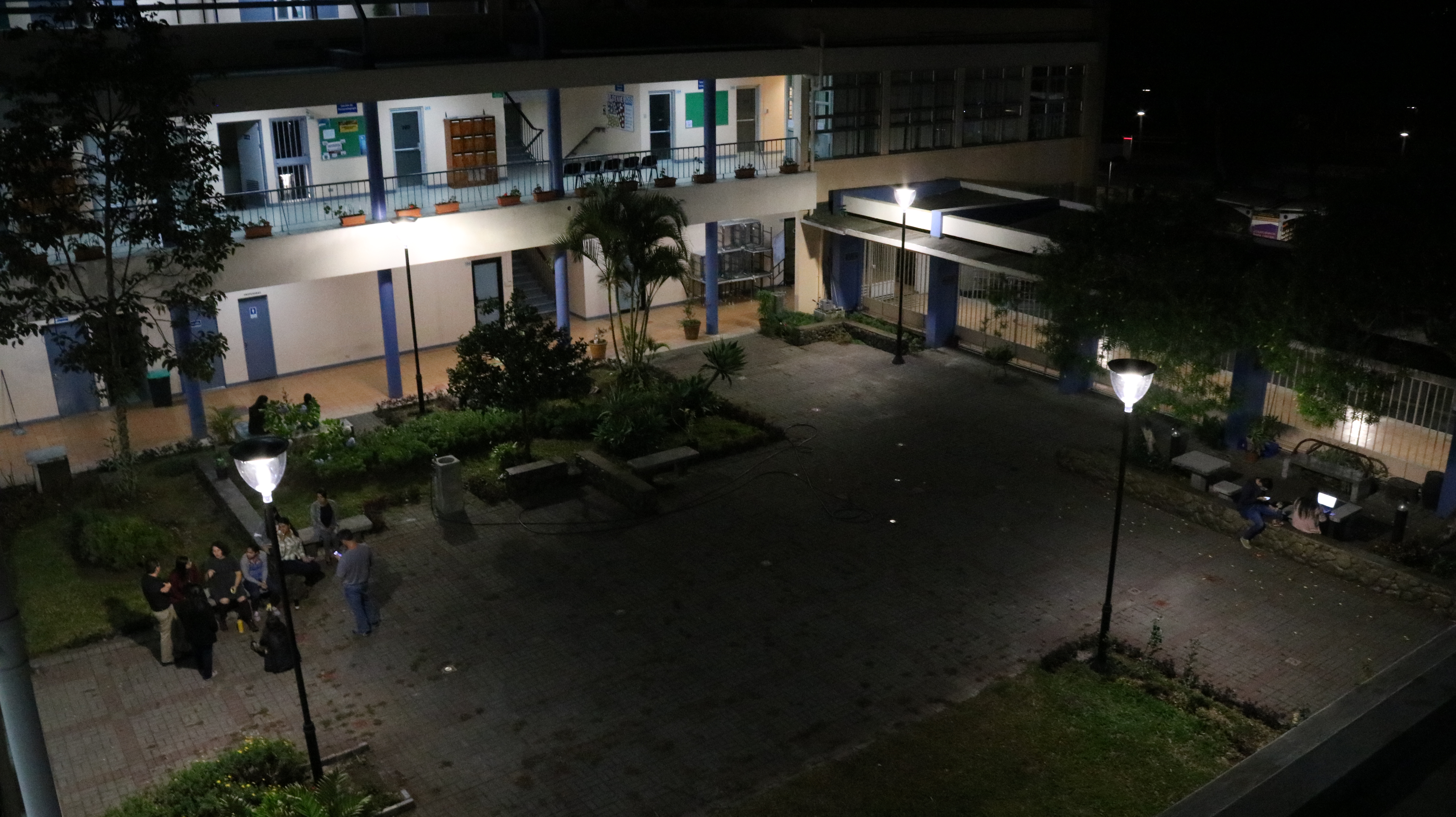 Facultad de Educación Ilumina su Patio Central