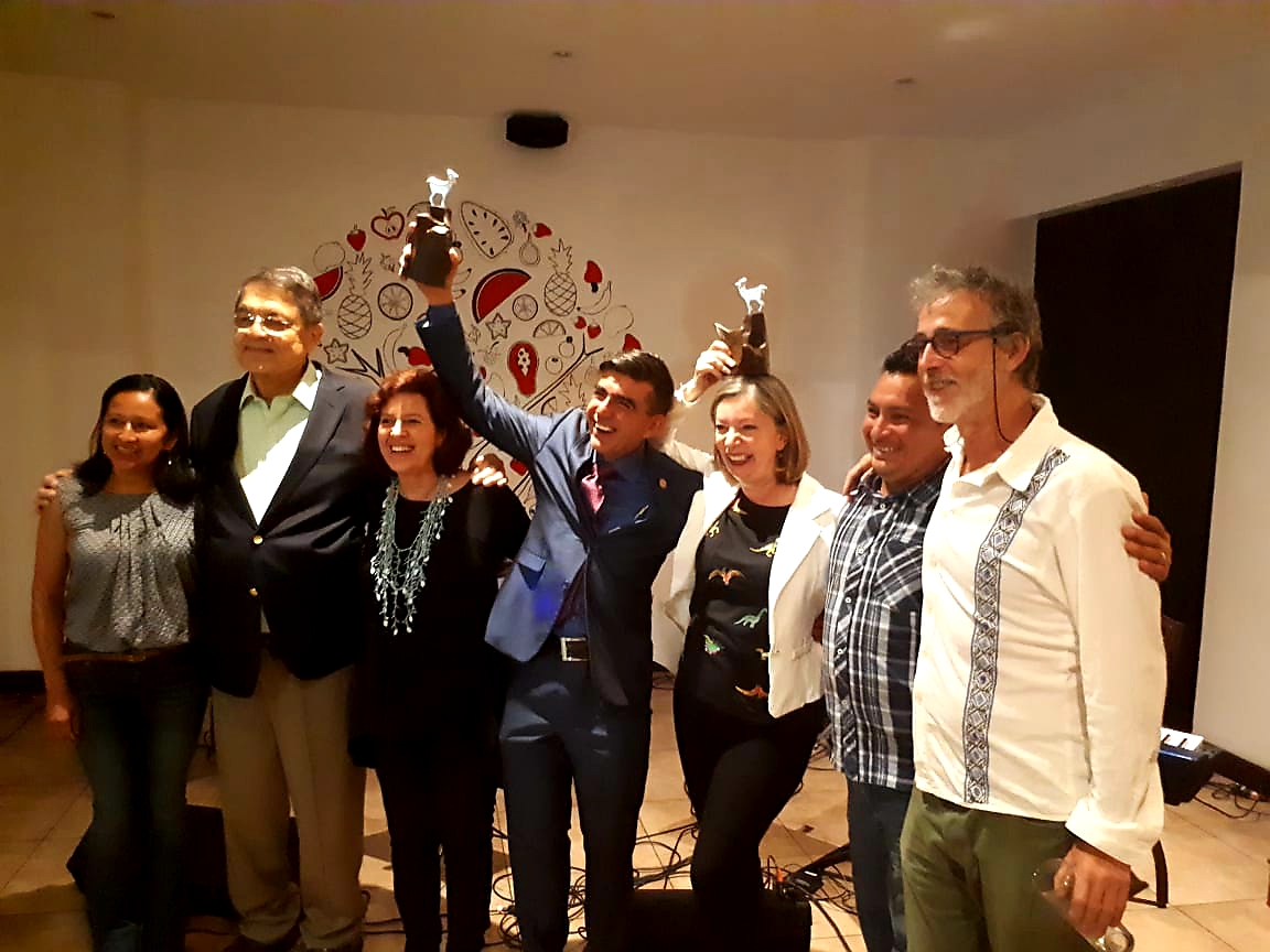 Profesor Carlos Rubio y la ilustradora Vicky Ramos recibieron Premio La Cabra Antonia