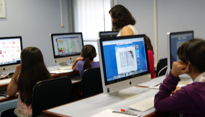 Niñxs participando en TecnoKids