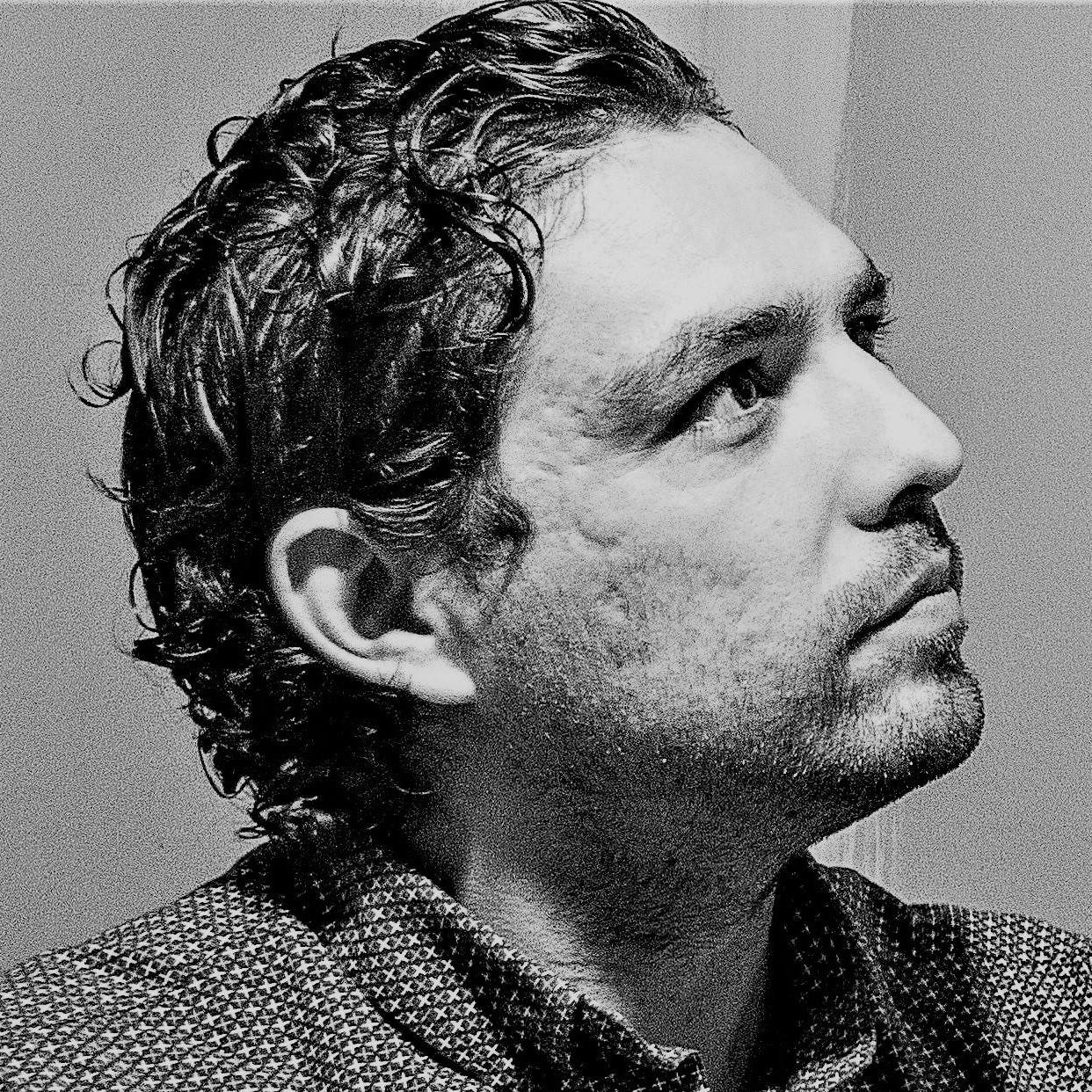 Profesor Diego Mora: Premio Nacional Aquileo Echeverría en la categoría de poesía 2022 por la obra Brea