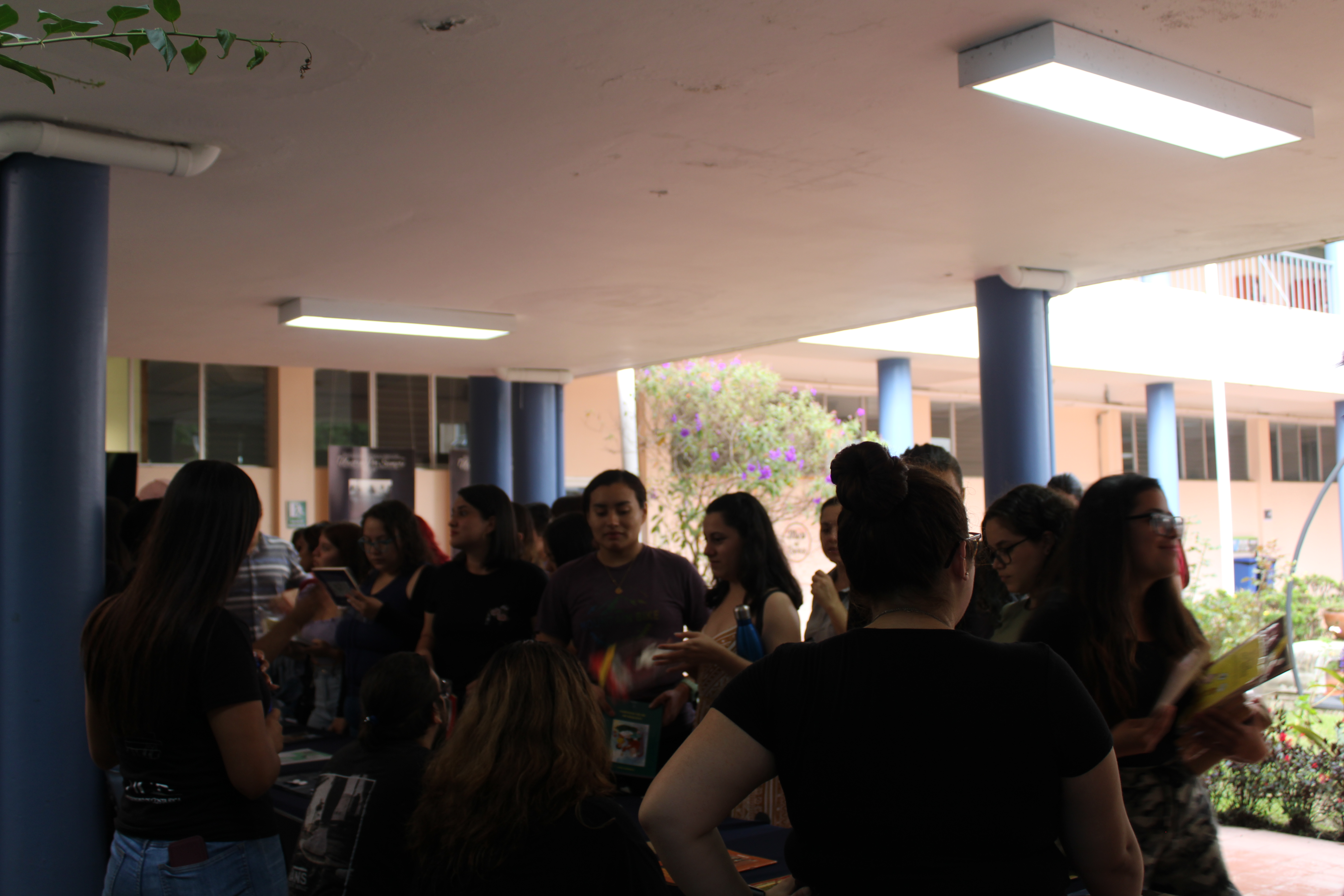 Estudiantes en la liberación de libros