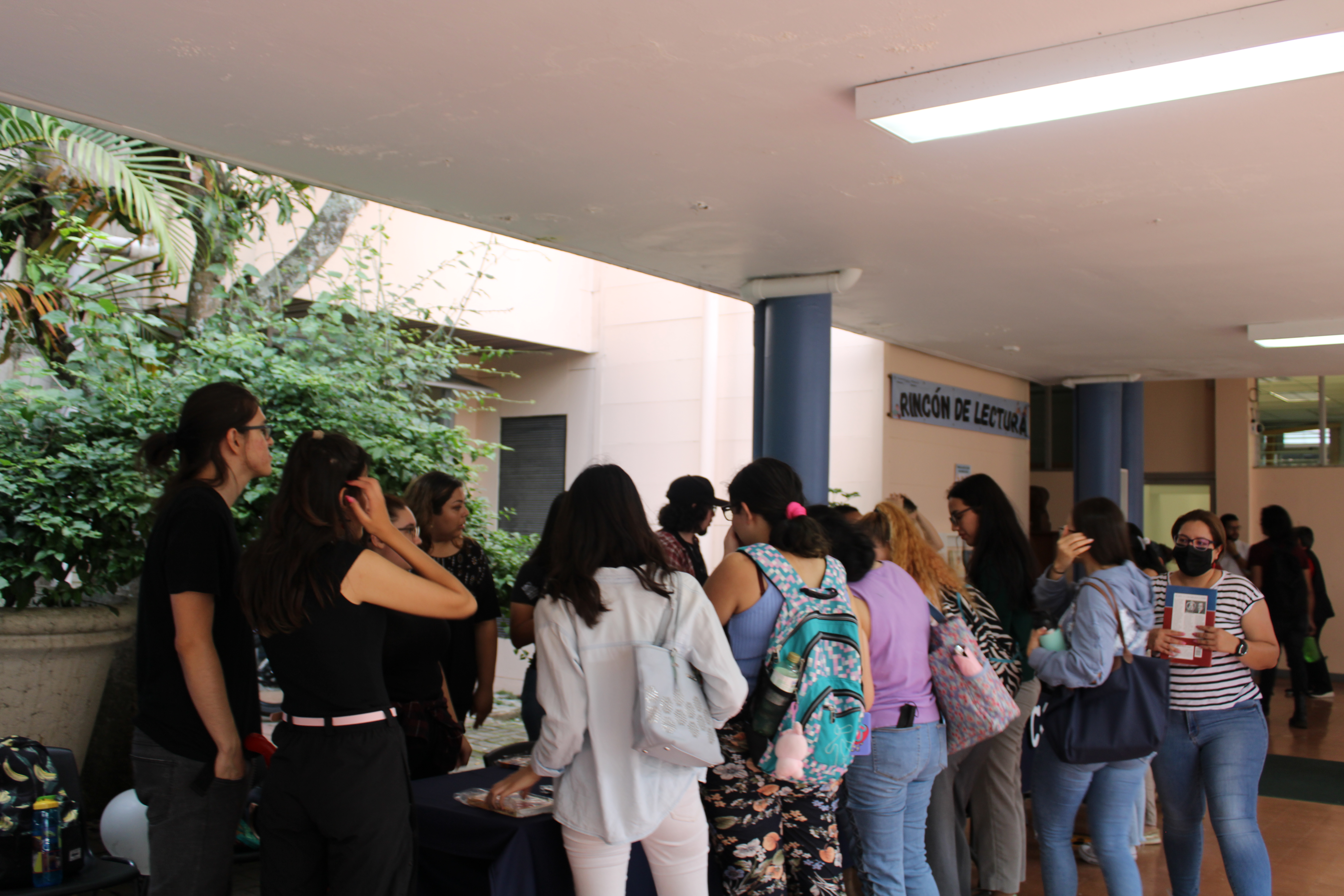 Estudiantes en la liberación de libros