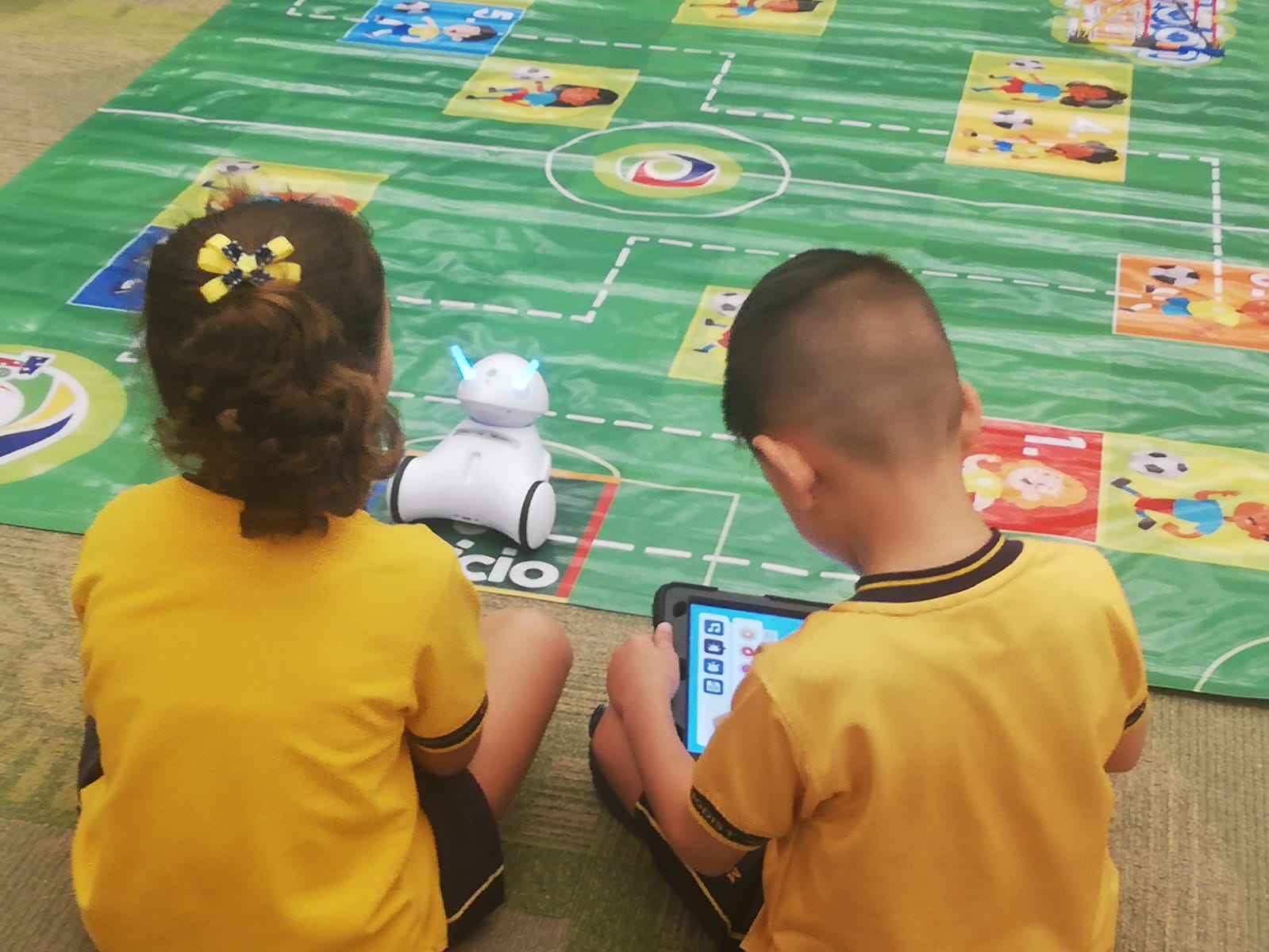 Niño y niña en TecnoKids