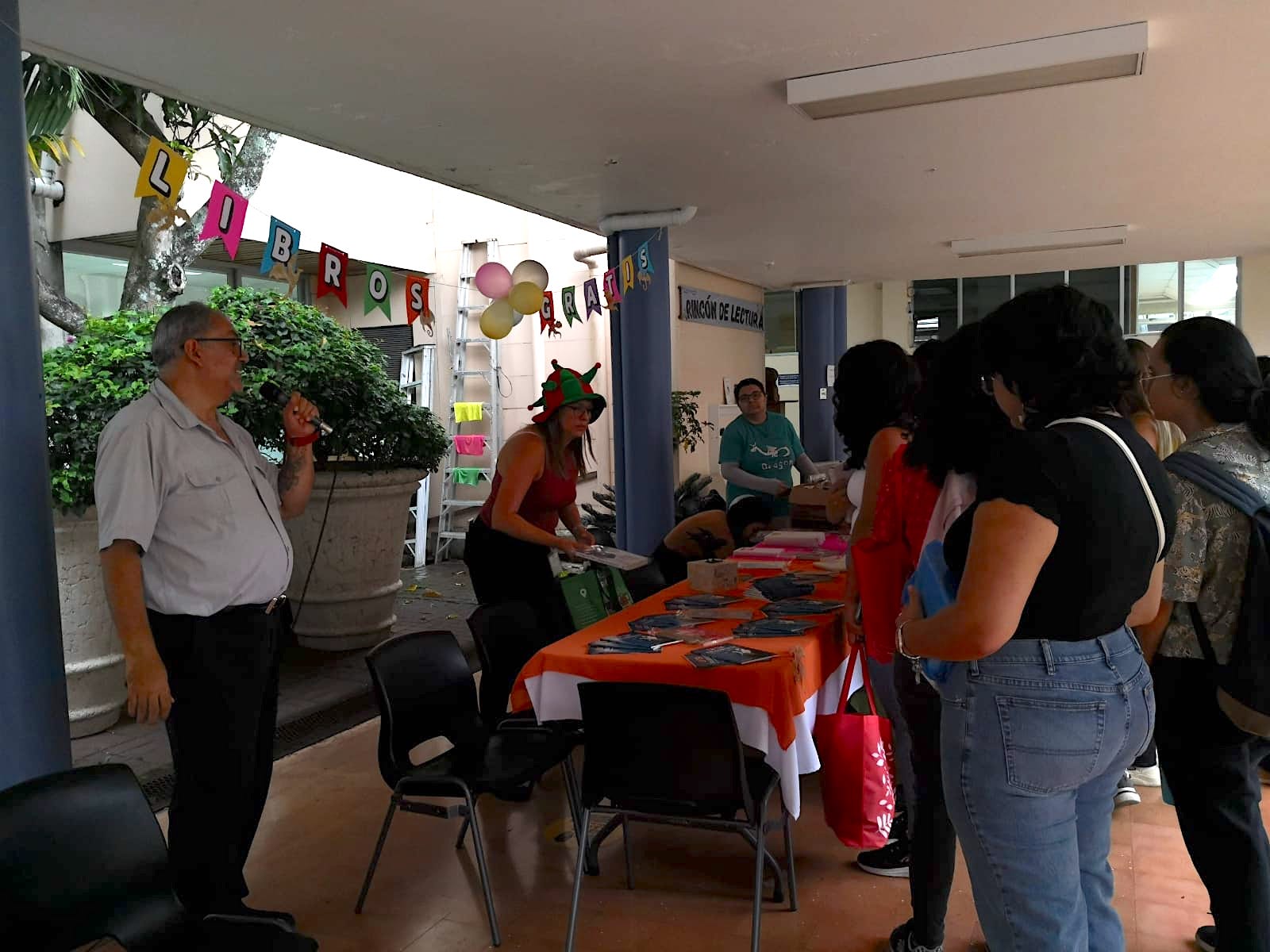 Liberación de libros en la Facultad de Educación