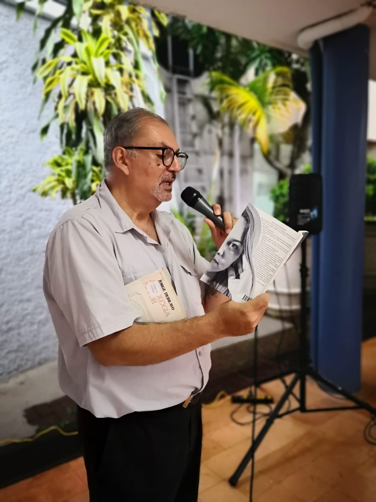 Prof. Rolando Herrera leyendo recitando poesía en mic abierto
