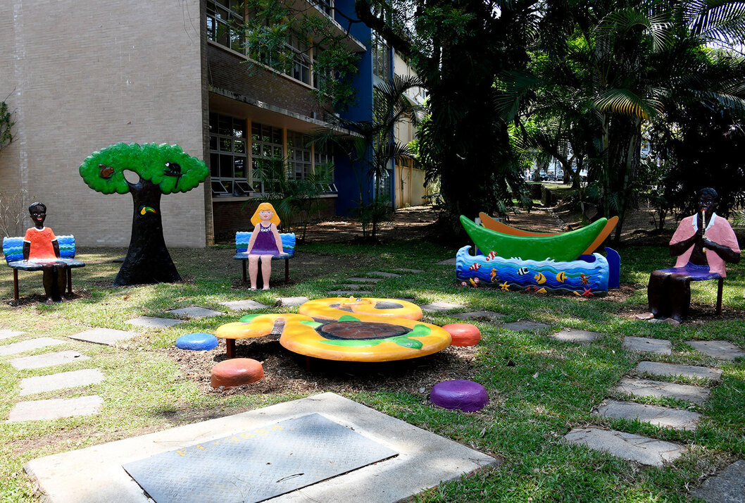 El jardín cuentacuentos de la Facultad de Educación se convierte en un espacio para el fomento de la lectura