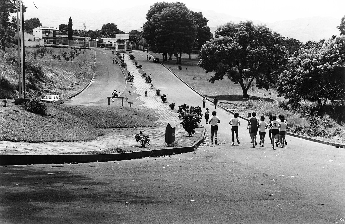 Estudiantes corriendo - EDUFI 1983
