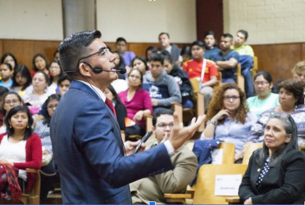 La labor del profesor y escritor Carlos Rubio de la Escuela de Formación Docente es destacada en La Feria del Libro, Literatura Infantil y Juvenil de Centroamérica (FILIJC  2019)