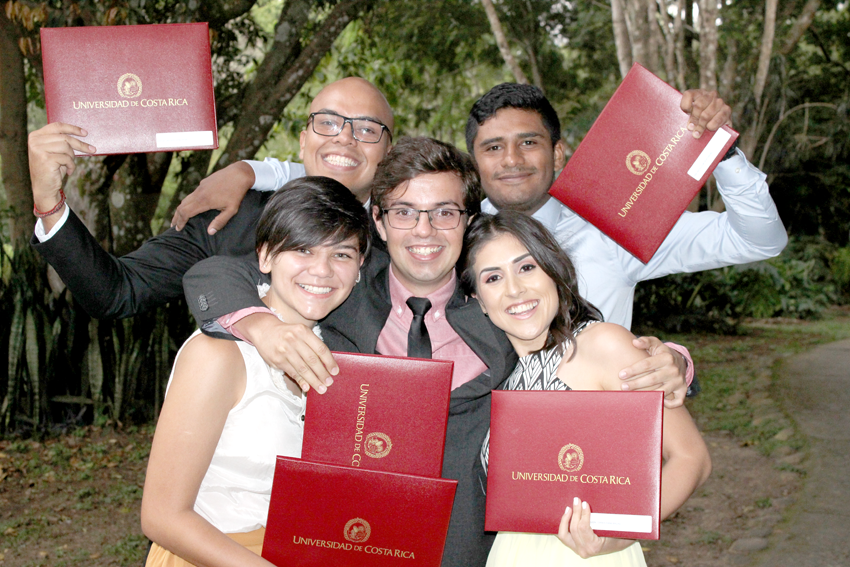 Facultad de Educación cierra el año con la graduación de más de 30 nuevos y nuevas profesionales de la Educación