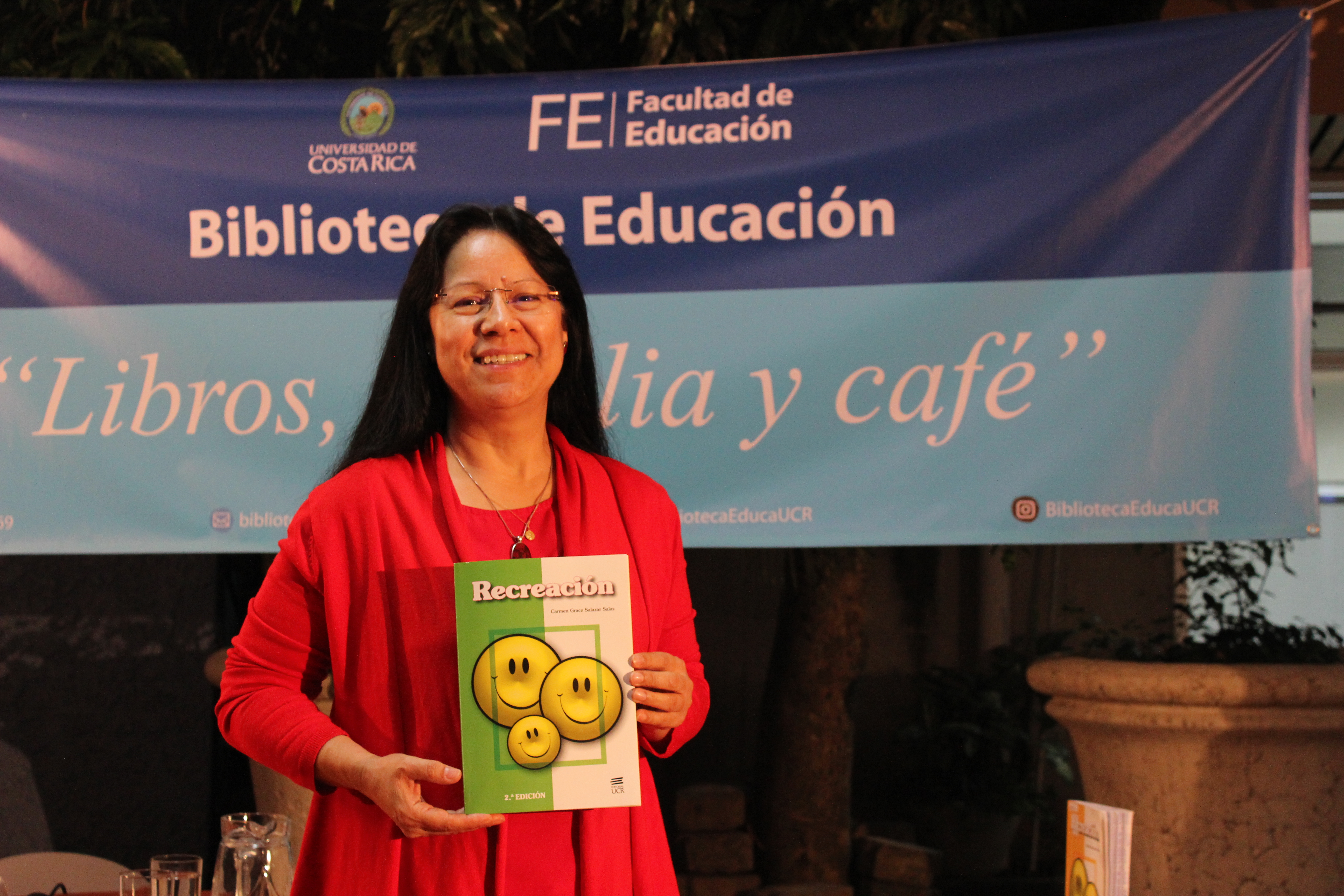 Libro “RECREACION” de docente de la Escuela de Educación Física y Deportes fue presentado en la última edición de “Libros, Tertulia y Café”