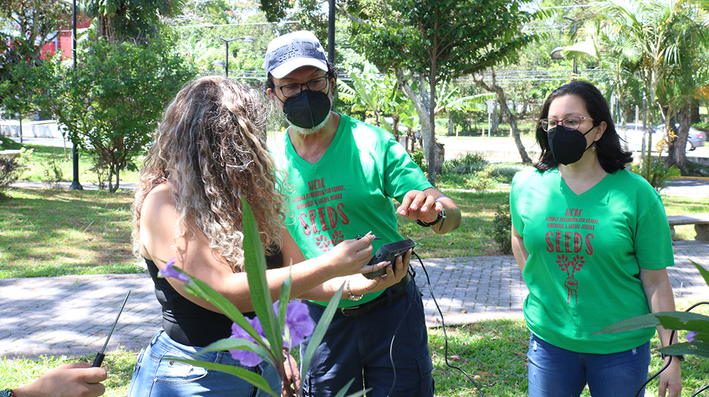 Taller innovador de Carrera de Enseñanza de las Ciencias usó herramientas STEM para recolectar datos en los alrededores de la Facultad