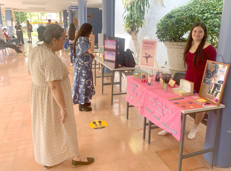 exposición de obras en los pasillos