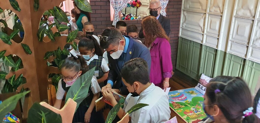 Rincón de Cuentos en reconocimiento al profesor de la UCR Carlos Rubio, abrió sus puertas en el histórico “Edificio Metálico”