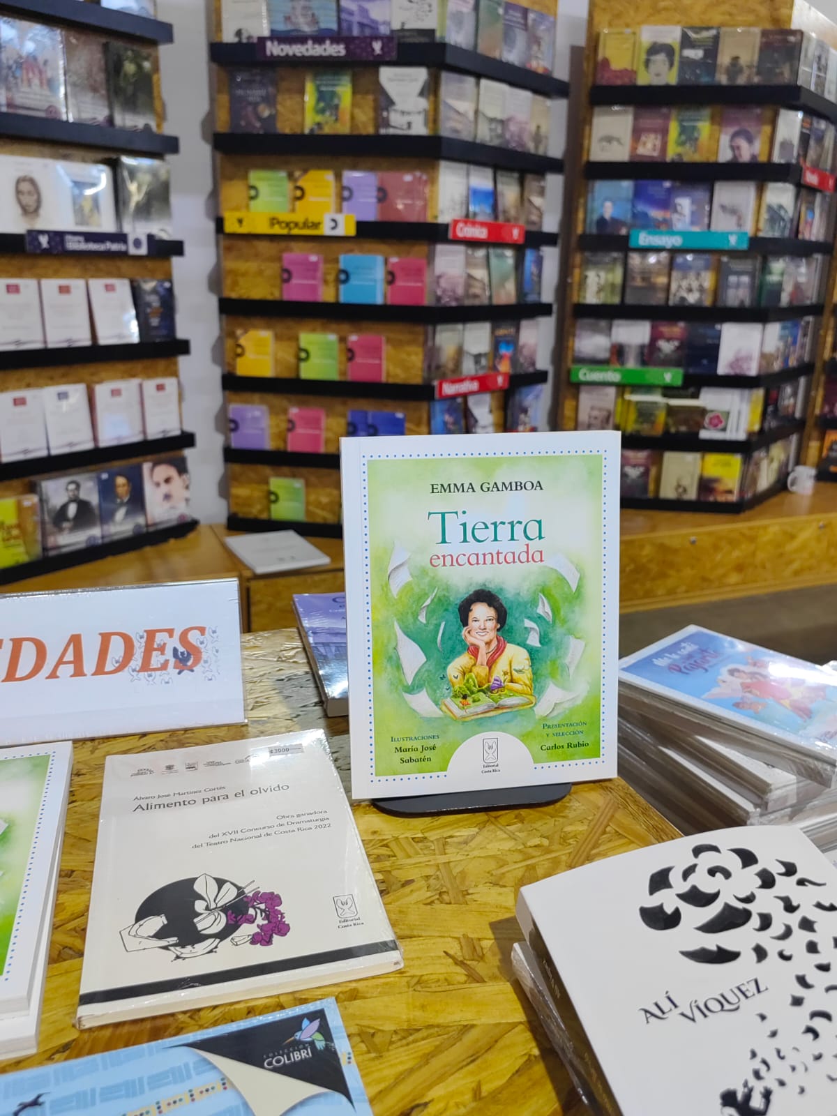 Profesor Carlos Rubio presentó el libro "Tierra Encantada" de Emma Gamboa