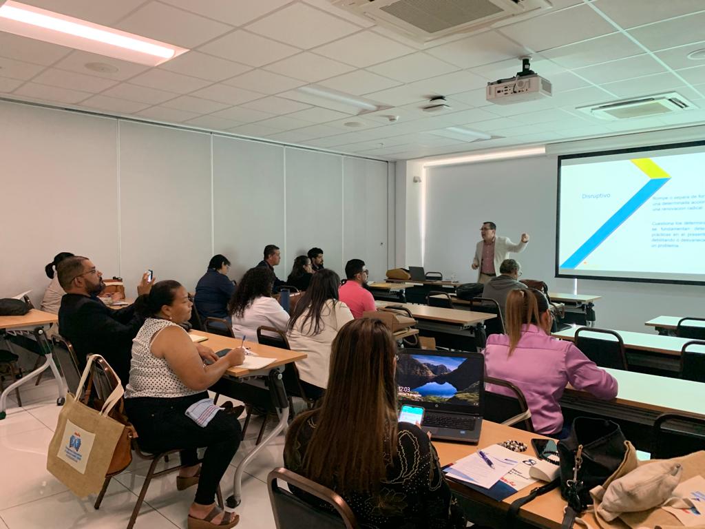 Profesor Juan Antonio Arroyo representó a la Facultad de Educación en el Congreso Educativo y Laboral 